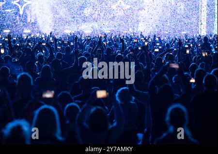 Folla di persone davanti al palco durante il concerto. Foto Stock