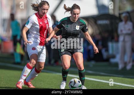 AMSTERDAM, 29-09-2024 ,De Toekomst, Azerion Eredivisie vrouwen, Ajax - PEC (donne) , stagione 2024 / 2025, durante la partita Ajax - PEC (donne), Ajax player Jonna van de Velde, PEC Zwolle player Jeva Walk Foto Stock