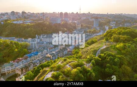 Vista aerea dall'alto del paesaggio urbano di Kiev dei quartieri storici di Vozdvizhenka e Podol al tramonto dall'alto, città di Kiev, Ucraina Foto Stock