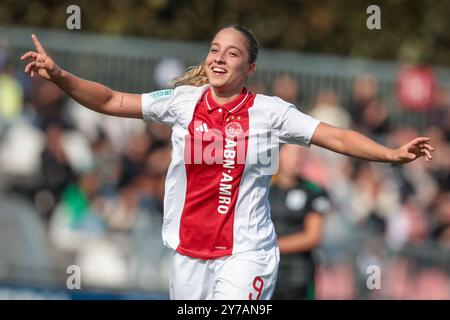 Amsterdam, Paesi Bassi. 29 settembre 2024. AMSTERDAM, 29-09-2024, De Toekomst, Azerion Eredivisie vrouwen, Ajax - PEC (donne), stagione 2024/2025, durante la partita Ajax - PEC (donne), la giocatrice dell'Ajax Danique Tolhoek segna e festeggia 4-1 crediti: Pro tiri/Alamy Live News Foto Stock