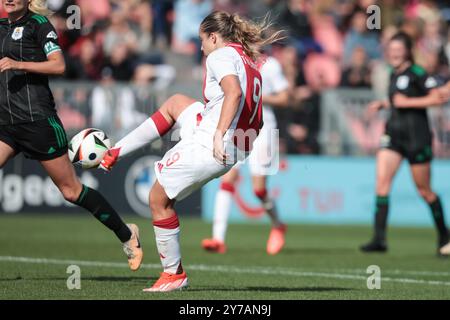 Amsterdam, Paesi Bassi. 29 settembre 2024. AMSTERDAM, 29-09-2024, De Toekomst, Azerion Eredivisie vrouwen, Ajax - PEC (donne), stagione 2024/2025, durante la partita Ajax - PEC (donne), il giocatore dell'Ajax Danique Tolhoek segna 4-1 crediti: Pro tiri/Alamy Live News Foto Stock