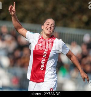 Amsterdam, Paesi Bassi. 29 settembre 2024. AMSTERDAM, 29-09-2024, De Toekomst, Azerion Eredivisie vrouwen, Ajax - PEC (donne), stagione 2024/2025, durante la partita Ajax - PEC (donne), la giocatrice dell'Ajax Danique Tolhoek segna e festeggia 4-1 crediti: Pro tiri/Alamy Live News Foto Stock