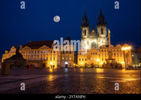 Praga, Repubblica Ceca 2 giugno 2022, Chiesa di Tyn e Piazza della città Vecchia, Repubblica Ceca. Lo skyline della città all'alba presso la Torre dell'Orologio Astronomico non svuota nessuno Foto Stock