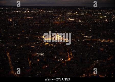Panorama ad alta risoluzione dello skyline di Parigi dalla Torre Eiffel durante il tramonto piovoso. Luce notturna dalle strade e dagli edifici della città. Foto Stock