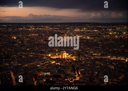 Panorama ad alta risoluzione dello skyline di Parigi dalla Torre Eiffel durante il tramonto piovoso. Luce notturna dalle strade e dagli edifici della città. Foto Stock