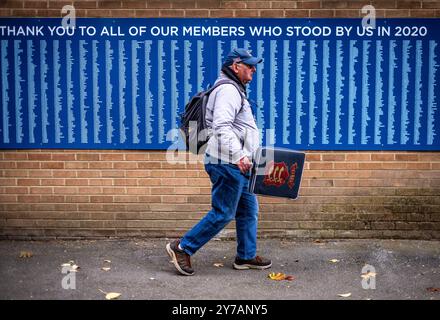 Tifosi dell'Essex durante il Vitality County Championship match al Cloud County Ground, Chelmsford. Data foto: Domenica 29 settembre 2024. Foto Stock