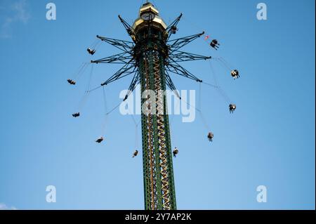 La ruota di Giant Ferries si muove con le persone in un parco divertimenti. Giornata di sole per divertirsi. Copyspace. Foto Stock