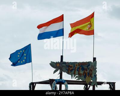 Torremolinos, Málaga, Spagna - 21 settembre 2024: Bandiere d'Europa, Paesi Bassi e Spagna a Beach Pilar. Foto Stock