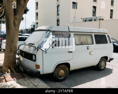 Torremolinos, Málaga, Spagna - 21 settembre 2024: Vecchia Volkswagen Transporter parcheggiata sulla strada utilizzata come casa da senzatetto. Foto Stock