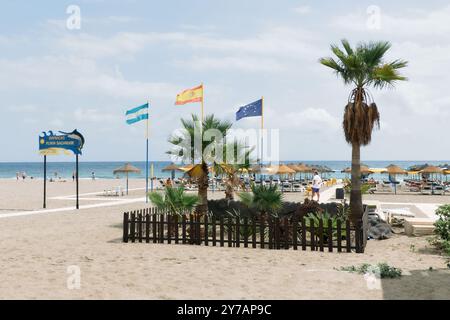 Torremolinos, Málaga, Spagna - 21 settembre 2024: Spiaggia di la Carihuela con bandiere dell'Andalusia, della Spagna e dell'Europa. Foto Stock