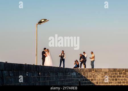Il grazioso porto di Pozzillo, vicino a Catania, in Sicilia, è un luogo popolare per i fotografi di matrimoni locali, soprattutto nelle luci del tardo pomeriggio Foto Stock