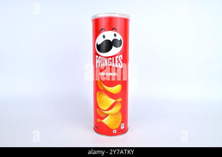 Patatine originali Pringles in tubetto rosso – Galles, Regno Unito – 21 settembre 2024 Foto Stock