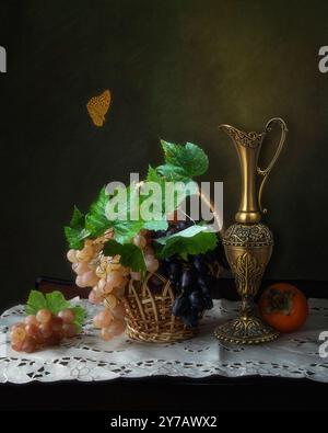 Natura morta con vino e frutta in stile rinascimentale Foto Stock