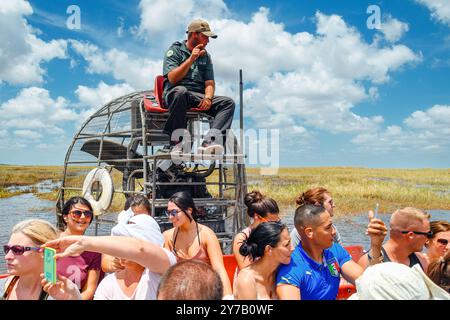 Gruppo di turisti su un idroscivolante nell'Everglades Natonal Park, Florida, Stati Uniti Foto Stock