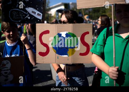 Fridays for Future, Klimastreik DEU, Deutschland, Germania, Berlino, 20.09.2024 Demonstranten der Fridays for Future Bewegung mit Schild SOS auf der Kundgebung und Demonstration von Schuelerinnen und Schueler der weltweiten Bewegung FridaysForFuture FFF unter dem motto NowForFuture Eure Symbolpolitik kostet uns Die Zukunft und Klimakrise ist hier in Berlin Deutschland . Die Demonstranten streiken fuer einen radikalen Wandel der Klimapolitik, den Klimaschutz, der Einhaltung des 1,5-Grad-Ziels, Ausstieg aus der Kohlepolitik en: Manifestanti del Fridays for Future Movement con cartello SOS al Foto Stock