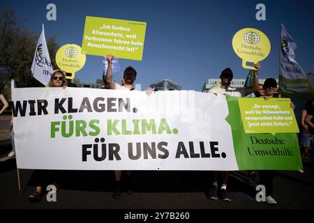 Fridays for Future, Klimastreik DEU, Deutschland, Germania, Berlino, 20.09.2024 Demonstranten der Fridays for Future Bewegung mit Transparent Wir klagen fuers Klima fuer uns alle Deutsche Umwelthilfe zur Klimaklage auf der Kundgebung und Demonstration von Schuelerinnen und Schueler der weltweiten Bewegung FridaysForFuture FFF unter dem motto NowForFuture Eure Symbolpolitik kostet und die Zmakuner in Berlin Die Demonstranten streiken fuer einen radikalen Wandel der Klimapolitik, den Klimaschutz, der Einhaltung des 1,5-Grad-Ziels, Ausstieg aus der Kohlepolitik Foto Stock