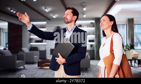 Agente immobiliare che mostra casa a donna. Agente immobiliare che vende casa Foto Stock