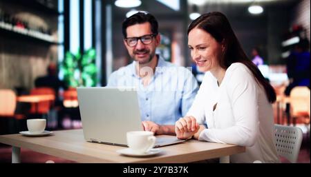 Colleghi che utilizzano lo stile di vita tecnologico. Uomo e donna bevono caffè al Cafe Foto Stock
