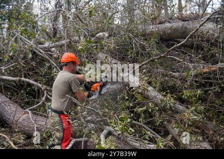 Steinhatchee, Stati Uniti. 28 settembre 2024. Gli avieri statunitensi assegnati al 202nd Rapid Engineer Deployable Heavy Operational Repair Squadron Engineers (RED HORSE) Squadron, Florida Air National Guard, Clear Roads a Steinhatchee, Florida, il 28 settembre 2024, dopo lo sbarco dell'uragano Helene. A partire da sabato sera, 975.000 clienti di servizi pubblici in Carolina del Sud, 605,000 in Carolina del Nord, 677.000 in Georgia e 289.000 in Florida rimasero senza alimentazione. Foto dello staff Sgt. Jacob Hancock/U.S. Air National Guard/UPI Credit: UPI/Alamy Live News Foto Stock