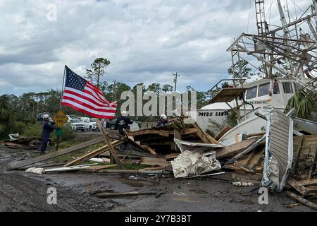 Keaton Beach, Stati Uniti. 27 settembre 2024. U.S. Airmen assegnati al 202nd Rapid Engineer Deployable Heavy Operational Repair Squadron Engineers (RED HORSE) Squadron, Florida Air National Guard, Clear Roads a Keaton Beach, Florida, il 28 settembre 2024, dopo lo sbarco dell'uragano Helene. A partire da sabato sera, 975.000 clienti di servizi pubblici in Carolina del Sud, 605,000 in Carolina del Nord, 677.000 in Georgia e 289.000 in Florida rimasero senza alimentazione. Foto del sergente Harlee Sharp/U.S. Air National Guard/UPI Credit: UPI/Alamy Live News Foto Stock