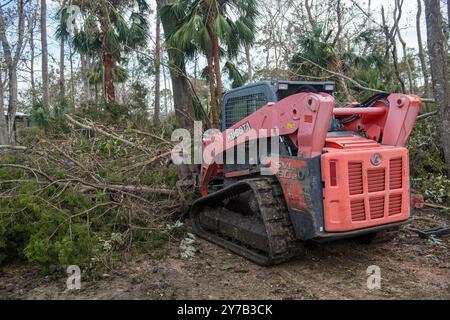 Steinhatchee, Stati Uniti. 28 settembre 2024. Gli avieri statunitensi assegnati al 202nd Rapid Engineer Deployable Heavy Operational Repair Squadron Engineers (RED HORSE) Squadron, Florida Air National Guard, Clear Roads a Steinhatchee, Florida, il 28 settembre 2024, dopo lo sbarco dell'uragano Helene. A partire da sabato sera, 975.000 clienti di servizi pubblici in Carolina del Sud, 605,000 in Carolina del Nord, 677.000 in Georgia e 289.000 in Florida rimasero senza alimentazione. Foto dello staff Sgt. Jacob Hancock/U.S. Air National Guard/UPI Credit: UPI/Alamy Live News Foto Stock
