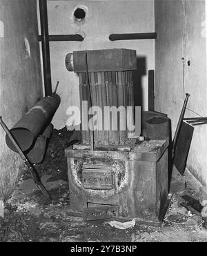 Un generatore alimentato a carbone nel campo di concentramento di Natzweiler-Struthof che è stato utilizzato per creare gas per l'esecuzione dei prigionieri. Questo campo, in Alsazia, era l'unico campo nazista sul suolo francese. Era un campo di lavoro, un campo di transito e, con l'avanzare della guerra, un luogo di esecuzione. Si stima che 22.000 persone siano morte lì. Foto Stock