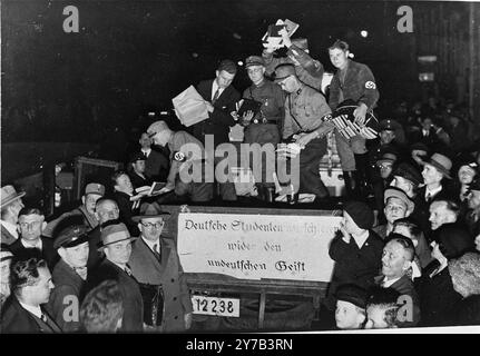 Gli studenti nazisti scaricano i materiali confiscati per il rogo pubblico dei libri che avrà luogo sulla Opernplatz di Berlino. Lo striscione sul retro del camion recita: "Gli studenti tedeschi marciano contro lo spirito non tedesco". Foto Stock