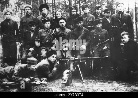 Ritratto di gruppo dei partigiani sovietici che sono membri della terza unità del distaccamento partigiano Shish nella brigata Molotov, che operano nel distretto di Leninsky nella regione di Pinsk. La foto è datata 1942. La guerra partigiana dietro le linee attive del fronte vide alcuni degli atti più brutti e violenti della guerra. Foto Stock