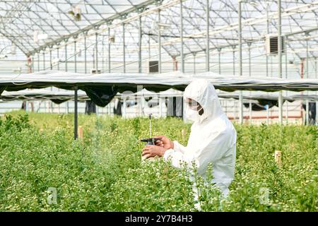 Impianti di irrorazione per lavoratori con prodotti chimici Foto Stock