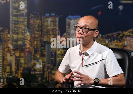 Hong Kong, Cina. 25 agosto 2024. Leung chi Sum fa un'intervista a Hong Kong, Cina meridionale, 25 agosto 2024. "TO GO WITH": Il "running man" di Hong Kong: Celebra il patriottismo con la bandiera nazionale cinese" crediti: Chen Duo/Xinhua/Alamy Live News Foto Stock