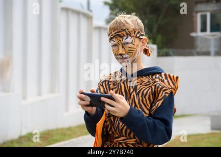 Vladivostok, Russia. 29 settembre 2024. Un adolescente si veste per l'evento "Tiger Day" a Vladivostok, Russia, 29 settembre 2024. Dall'anno 2000, l'ultima domenica di settembre è stata la "giornata della tigre" in Russia. Domenica, la città di Vladivostok ha ospitato una varietà di eventi colorati per promuovere la consapevolezza di proteggere le tigri e altri animali selvatici. Crediti: Guo Feizhou/Xinhua/Alamy Live News Foto Stock