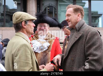 Londra, Regno Unito, 29 settembre 2024. L'attore di Hollywood Damian Lewis è diventato pastore per quel giorno mentre allevava un gruppo di pecore sul Southwark Bridge. Le pecore hanno ricevuto una benedizione e poi Damian è stato raggiunto dal sindaco di Londra Michael Mainelli, il maestro Woolman Manny Cohen e gli sceriffi della città, mentre hanno assunto il loro diritto storico di guidare le loro pecore sul fiume Tamigi gratuitamente, nel grande evento di raccolta fondi. Credito : Monica Wells/Alamy Live News Foto Stock