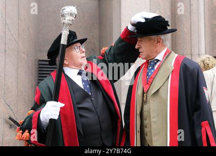 Londra, Regno Unito, 29 settembre 2024. L'attore di Hollywood Damian Lewis è diventato pastore per quel giorno mentre allevava un gruppo di pecore sul Southwark Bridge. Le pecore hanno ricevuto una benedizione e poi Damian è stato raggiunto dal sindaco di Londra Michael Mainelli, il maestro Woolman Manny Cohen e gli sceriffi della città, mentre hanno assunto il loro diritto storico di guidare le loro pecore sul fiume Tamigi gratuitamente, nel grande evento di raccolta fondi. Credito : Monica Wells/Alamy Live News Foto Stock