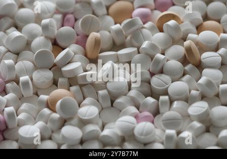 Berlino, Germania. 13 luglio 2024. I tablet di diversi produttori si trovano su una piastra. Credito: Soeren Stache/dpa/Alamy Live News Foto Stock