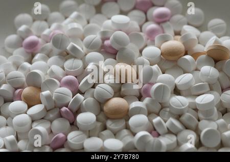 Berlino, Germania. 13 luglio 2024. I tablet di diversi produttori si trovano su una piastra. Credito: Soeren Stache/dpa/Alamy Live News Foto Stock