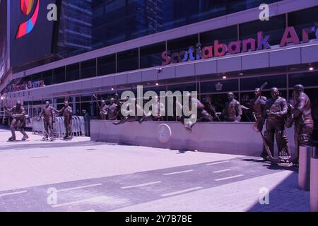 La serie "Legends Row" di sculture delle leggende dei giocatori della NHL dei Toronto Maple Leafs, di fronte alla sezione Raptors Way dell'esterno della Scotiabank Arena Foto Stock