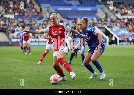 LEICESTER, REGNO UNITO, 29 SETTEMBRE 2024. Beth Mead dell'Arsenal e Janice Cayman di Leicester City in azione durante la partita di calcio Barclays fa Womens Super League tra Leicester City e Arsenal al al King Power Stadium di Leicester, Inghilterra. (Crediti: James Holyoak / Alamy Live News) Foto Stock