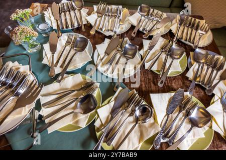 Molte posate di pesce preparate su un tavolo nel Bauernstube di Bobzin. Dewichower Straße, Usedom-Süd, Meclemburgo-Vorpommern, Germania Foto Stock