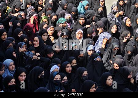 Budgam, Jammu e Kashmir, India. 29 settembre 2024. I musulmani sciiti del Kashmir gridano slogan durante una protesta contro l'uccisione del leader degli Hezbollah Hassan Nasrallah, a Magam, circa 25 km a nord di Srinagar, la capitale estiva del Kashmir indiano. L'esercito israeliano (Tsahal) ha detto il 28 settembre 2024 su X (ex Twitter) che il leader di Hezbollah Hassan Nasrallah è stato ucciso in un attacco notturno a Beirut, e anche Hezbollah ha confermato la morte di Nasrallah in una dichiarazione nella stessa data. Più di 41.300 palestinesi e più di 1.400 israeliani sono stati uccisi, secondo il palestinese Health mi Foto Stock