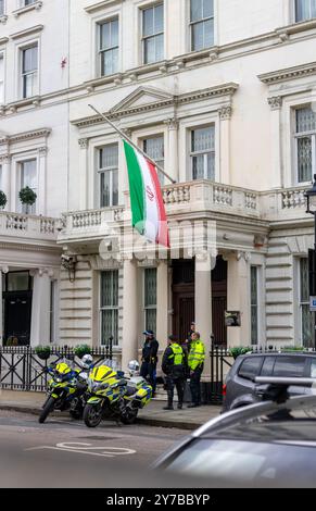 Londra, Regno Unito. 29 settembre 2024. La bandiera della Repubblica islamica dell'Iran vola a mezz'asta fuori dall'ambasciata iraniana a Londra, mentre la nazione entra cinque giorni di lutto dopo la morte di Hassan Nasrallah. La polizia metropolitana è presente di fronte all'ambasciata per motivi di sicurezza. Crediti: Sinai Noor/Alamy Live News crediti: Sinai Noor/Alamy Live News Foto Stock