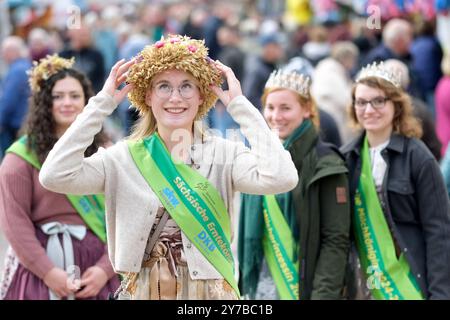 Mittweida, Germania. 29 settembre 2024. Jaqueline Döring, la regina del raccolto della Sassonia per gli anni dal 2024 al 2026, si trova sulla piazza del mercato al 25 ° Festival del raccolto. Lo spettacolo di tre giorni ha attirato decine di migliaia di visitatori nella città universitaria della Sassonia centrale. Il festival si terrà a Hoyerswerda l'anno prossimo. Crediti: Sebastian Willnow/dpa/ZB/dpa/Alamy Live News Foto Stock