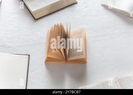 I libri fisici sono aperti sul pavimento. Esaminare l'intimità e le relazioni tra l'uomo e i libri. Foto Stock