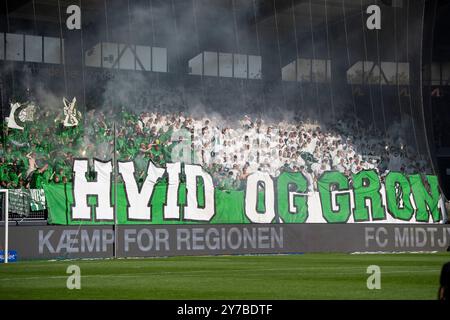 Herning, Danimarca. 29 settembre 2024. I tifosi di Viborg durante il match di Super League tra FC Midtjylland e Viborg FF all'MCH Arena di Herning domenica 29 settembre 2024. (Foto: Bo Amstrup/Ritzau Scanpix) credito: Ritzau/Alamy Live News Foto Stock