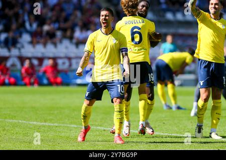 Mattia Zaccagni del SS Lazio celebra il gol di Boulaye dia durante la partita di serie A tra Torino FC e SS Lazio del 29 settembre 2024 all'Olymp Foto Stock