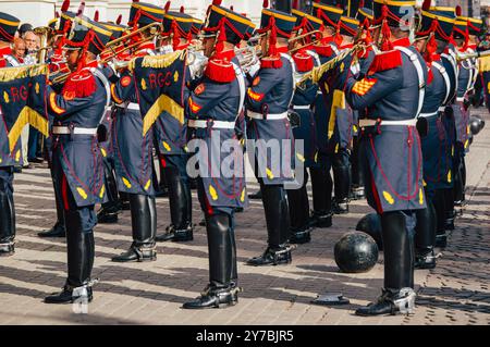 Salta, Argentina, 6 giugno 2018: Rhythmic Elegance: Traditional Marching Band Performance in Salta Streets Foto Stock