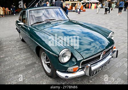 LONDRA, REGNO UNITO. 29 settembre 2024. Un'esposizione di un'auto MG al pop-up Classic Car Boot sale nel Coal Drops Yard, al HemingwayDesigns's Classic Car Boot sale a Kings Cross, Charity Super. MKT ha saldamente piantato il suo piede tra gli appassionati di seconda mano e vintage di Londra a Coal Drops Yard a King's Cross, Londra, Regno Unito. (Foto di 李世惠/SEE li/Picture Capital) credito: Vedi li/Picture Capital/Alamy Live News Foto Stock