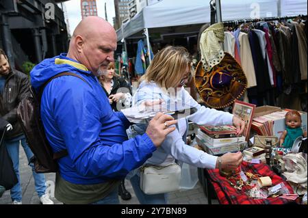 LONDRA, REGNO UNITO. 29 settembre 2024. La vendita di stivali per auto classiche si apre nel Coal Drops Yard, all'HemingwayDesigns's Classic Car Boot sale a Kings Cross, Charity Super. MKT ha saldamente piantato il suo piede tra gli appassionati di seconda mano e vintage di Londra a Coal Drops Yard a King's Cross, Londra, Regno Unito. (Foto di 李世惠/SEE li/Picture Capital) credito: Vedi li/Picture Capital/Alamy Live News Foto Stock