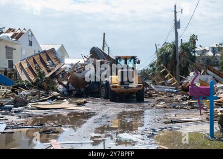 Keaton Beach, Stati Uniti. 28 settembre 2024. Gli aviatori della U.S. Air Force utilizzano attrezzature pesanti per aiutare a sgombrare una strada attraverso i detriti dopo l'uragano Helene, 28 settembre 2024, a Keaton Beach, Florida. Keaton Beach ha ricevuto il peso della massiccia tempesta di categoria 4 distruggendo circa il 90% delle case e delle proprietà. Credito: SSgt. Jacob Hancock/US Air Force/Alamy Live News Foto Stock