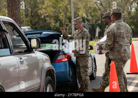 Contea di Suwannee, Stati Uniti. 28 settembre 2024. I soldati dell'esercito americano con la Florida National Guard distribuiscono cibo e rifornimenti per aiutare i sopravvissuti dopo l'uragano Helene, il 28 settembre 2024 nella contea di Suwannee, in Florida. La contea di Suwannee lungo la regione di Big Bend ha ricevuto il peso dell'uragano di categoria 4. Crediti: PFC. Eli Johnson/US Army/Alamy Live News Foto Stock