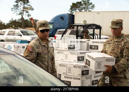 Contea di Suwannee, Stati Uniti. 28 settembre 2024. I soldati dell'esercito americano con la Florida National Guard distribuiscono cibo e rifornimenti per aiutare i sopravvissuti dopo l'uragano Helene, il 28 settembre 2024 nella contea di Suwannee, in Florida. La contea di Suwannee lungo la regione di Big Bend ha ricevuto il peso dell'uragano di categoria 4. Crediti: PFC. Eli Johnson/US Army/Alamy Live News Foto Stock